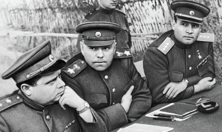 В дни операции Багратион. За столом (слева направо): В.Е. Макаров - бригадный комиссар, Александр Михайлович Василевский - начальника Генерального штаба, Иван Данилович Черняховский, генерал армии В дни операции Багратион. За столом (слева направо): В.Е. Макаров - бригадный комиссар, Александр Михайлович Василевский - начальника Генерального штаба, Иван Данилович Черняховский, генерал армии