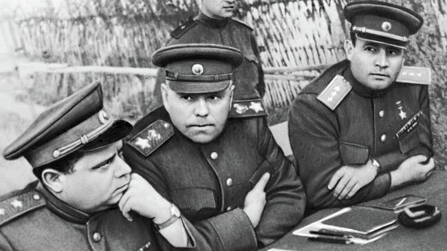В дни операции Багратион. За столом (слева направо): В.Е. Макаров - бригадный комиссар, Александр Михайлович Василевский - начальника Генерального штаба, Иван Данилович Черняховский, генерал армии В дни операции Багратион. За столом (слева направо): В.Е. Макаров - бригадный комиссар, Александр Михайлович Василевский - начальника Генерального штаба, Иван Данилович Черняховский, генерал армии