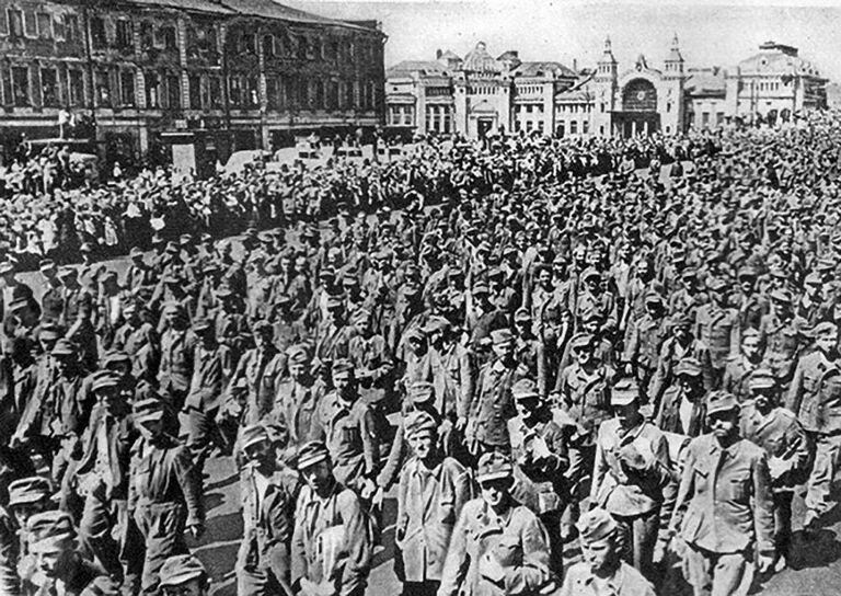 Немецких пленных солдат группы армий Центр проводят по Москве. 17 июля 1944 г Немецких пленных солдат группы армий Центр проводят по Москве. 17 июля 1944 г
