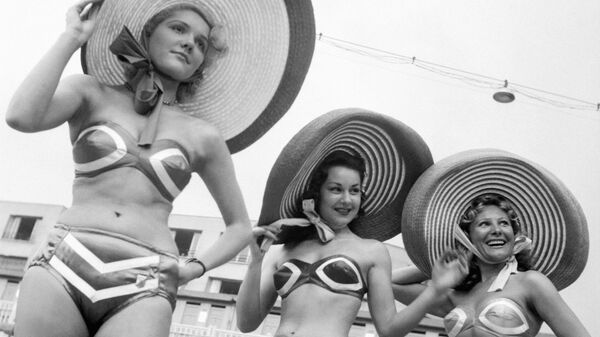 Модели позируют в купальниках возле бассейна в Париже. 8 июня 1951 года