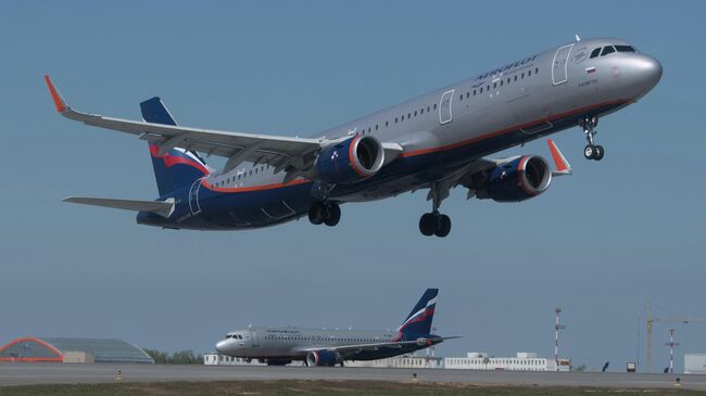 Самолет авиакомпании Аэрофлот взлетает в аэропорту Шереметьево в Москве