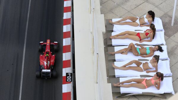 Девушки загарают на трассе Формулы-1 в Монте-Карло. 25 мая 2013 года