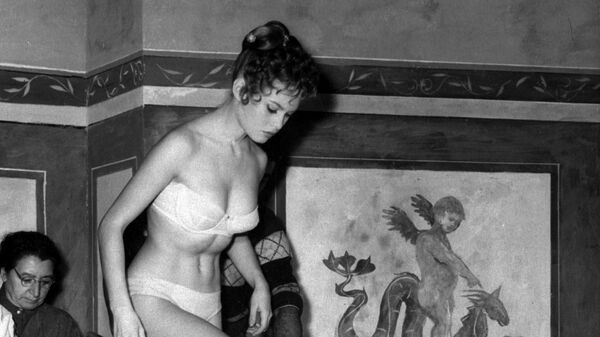 Французская актриса Брижит Бардо на съемках фильма в Риме. 27 марта 1956 года