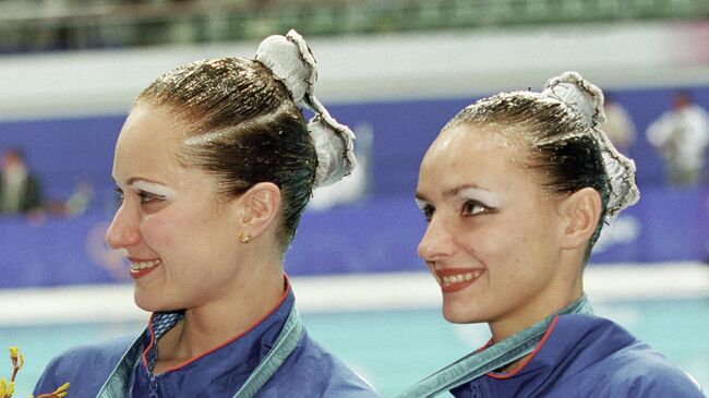 Спортсменки Ольга Брусникина и Мария Киселева, завоевавшие 1-е место в соревнованиях по синхронному плаванию на XXVII летней Олимпиаде в Сиднее