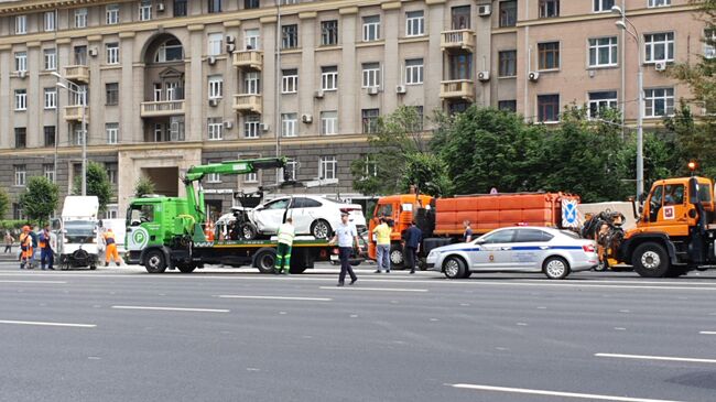 На месте массового ДТП на Кутузовском проспекте в Москве. 2 июля 2019