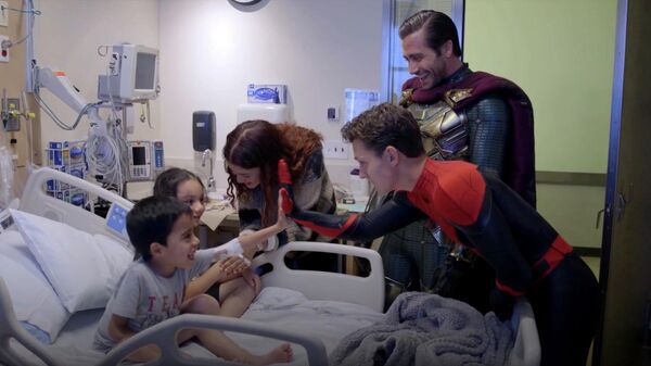 Том Холланд и Джейк Джилленхол во время визита в детскую больницу в Лос-Анджелесе