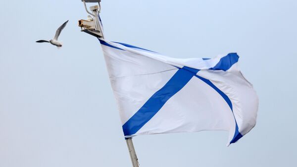 Андреевский флаг на корабле на причале Североморска