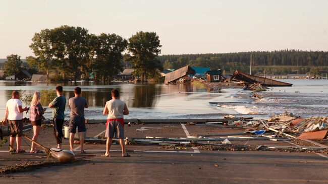 Затопленные дома и размытая дорога в городе Тулун в Иркутской области