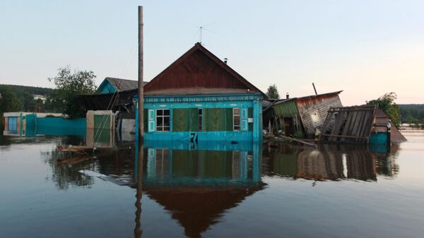 Затопленный дом в городе Тулун в Иркутской области