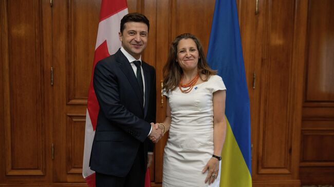 Президент Украины Владимир Зеленский и глава МИД Канады Христя Фриланд во врем встречи в Торонто. 2 июля 2019