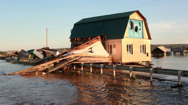 Волонтеры помогают ликвидировать последствия паводка в Иркутской области
