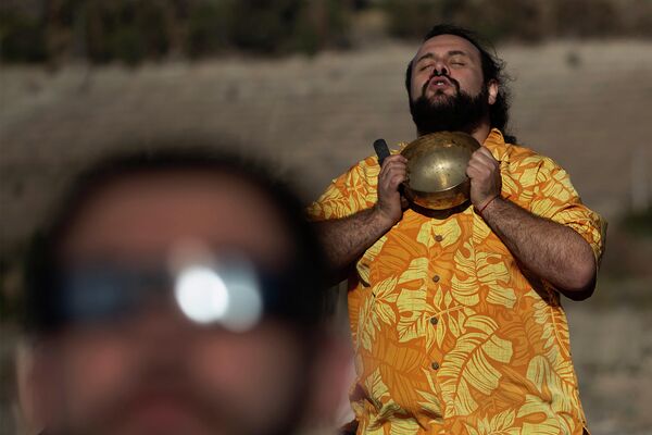 Мужчина наблюдает за солнечным затмением в Чили