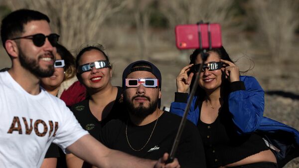 Люди наблюдают за солнечным затмением в Чили