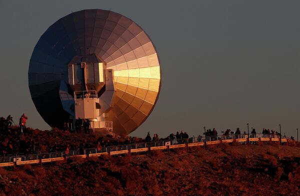 Люди наблюдают солнечное затмение возле обсерватории в Кокимбо, Чили