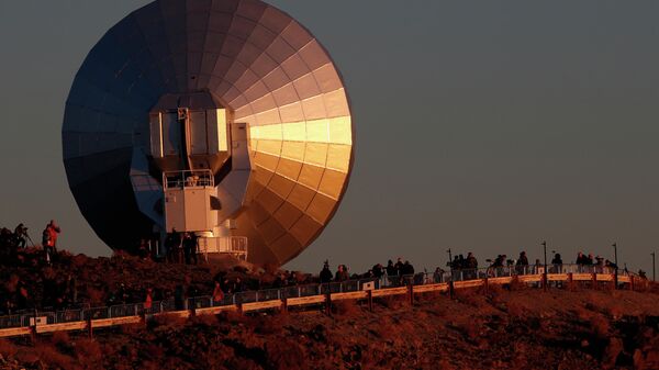 Люди наблюдают солнечное затмение возле обсерватории в Кокимбо, Чили