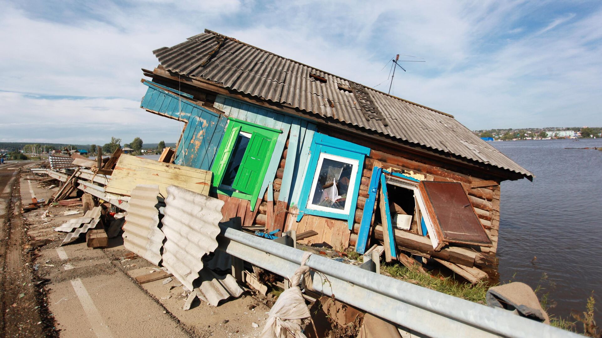 Разрушенный паводком дом в городе Тулун в Иркутской области - РИА Новости, 1920, 03.07.2019