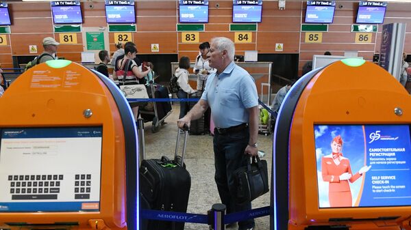 Пассажир с чемоданом в аэропорту Шереметьево