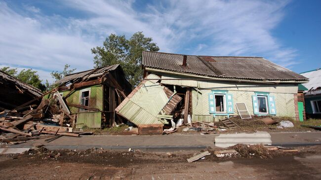 Разрушенный паводком дом в городе Тулун в Иркутской области