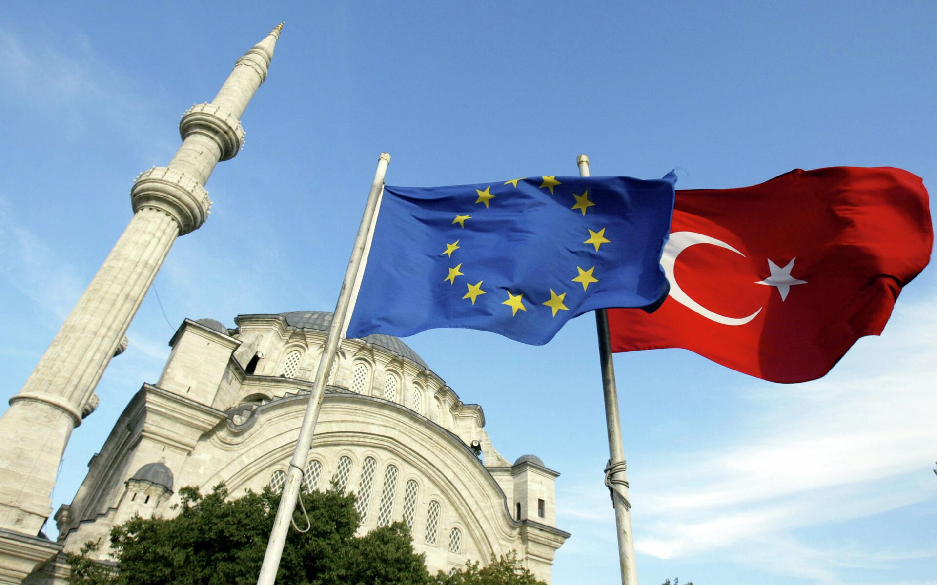 Флаги Турции и ЕС перед мечетью в Стамбуле  - РИА Новости, 1920, 18.09.2023