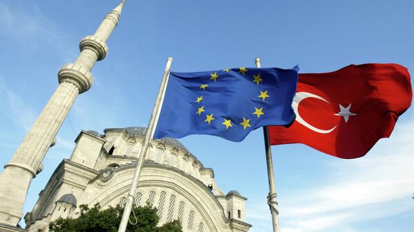 Флаги Турции и ЕС перед мечетью в Стамбуле 