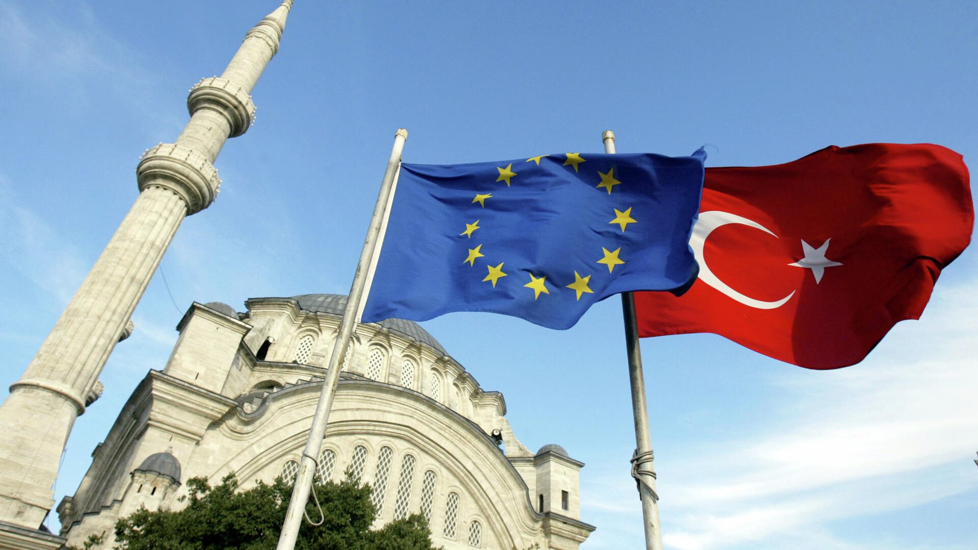 Флаги Турции и ЕС перед мечетью в Стамбуле  - РИА Новости, 1920, 07.04.2023