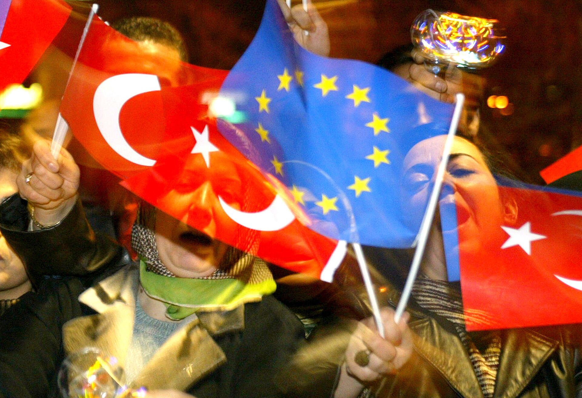 Люди с флагами Турции и ЕС в Стамбуле  - РИА Новости, 1920, 18.09.2023