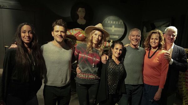 Актеры и съемочная группа фильма Аватар во время перерыва съемок в Новой Зеландии