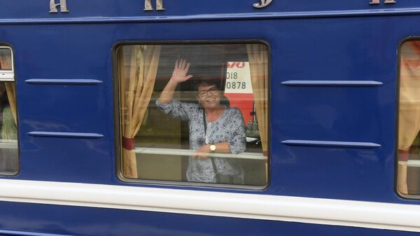 Пассажирка в вагоне туристического поезда класса люкс Императорская Россия, который отправляется в путешествие по Транссибирской магистрали
