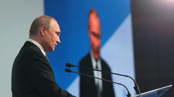 Владимир Путин выступает на втором Международном форуме Развитие парламентаризма. 3 июня 2019