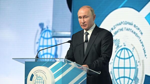 Владимир Путин выступает на втором Международном форуме Развитие парламентаризма. 3 июля 2019
