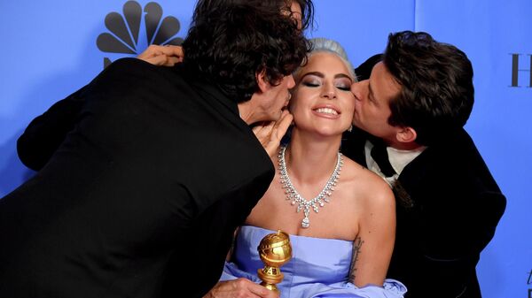 Энтони Россомандо, Эндрю Уайетт и Марк Ронсон  целуют Леди Гагу на церемонии вручения премии Золотой глобус