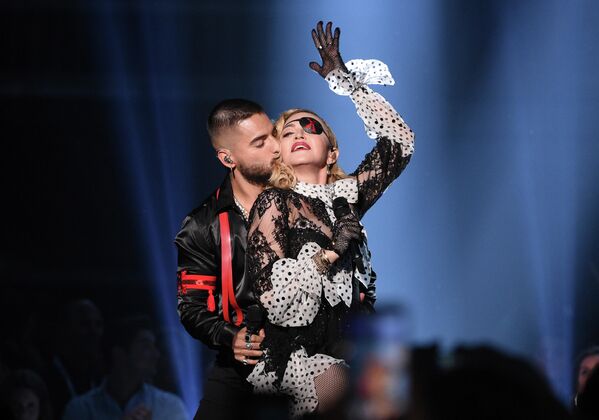Певец Малума целует Мадонну на Billboard Music Awards в Лас-Вегасе