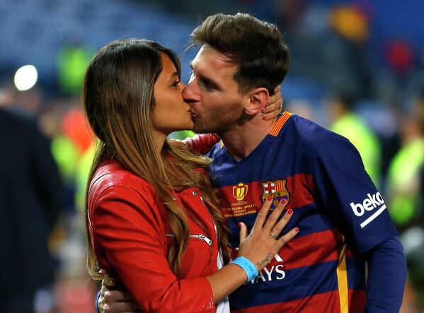 Лионель Месси целует свою жену после окончания матча