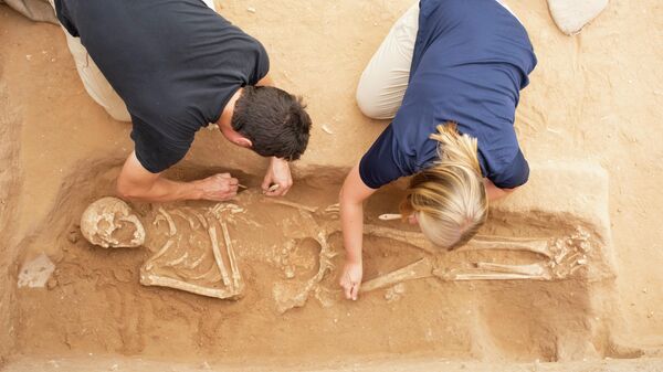Археологи раскапывают могилу одного из первых филистимлян в Ашкелоне