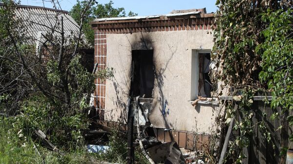 Разрушенный дом в поселке Зайцево города Горловка Донецкой области в результате обстрела украинскими силовиками