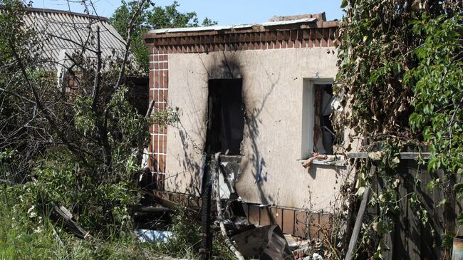Разрушенный дом в поселке Зайцево города Горловка Донецкой области в результате обстрела украинскими силовиками. 3 июля 2019