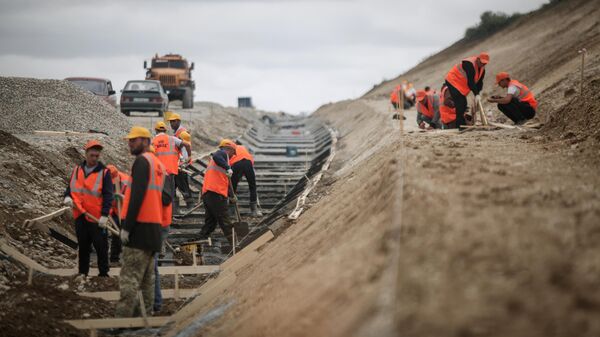 Рабочие на строительстве участка федеральной трассы Р-217 Кавказ