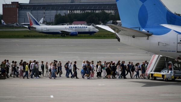 Пассажиры идут на посадку в самолет Boeing 737-800 авиакомпании Pobeda в аэропорту Внуково 