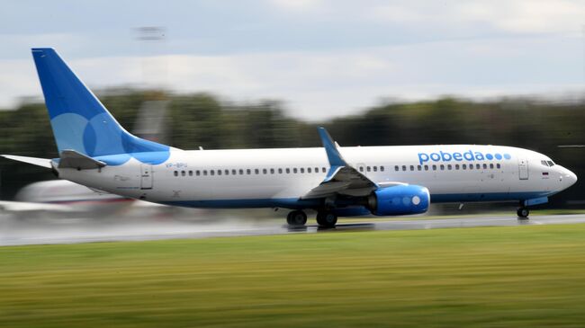 Cамолет Boeing 737-800 авиакомпании Pobeda на взлетно-посадочной полосе в аэропорту Внуково имени А. Н. Туполева. Архивное фото