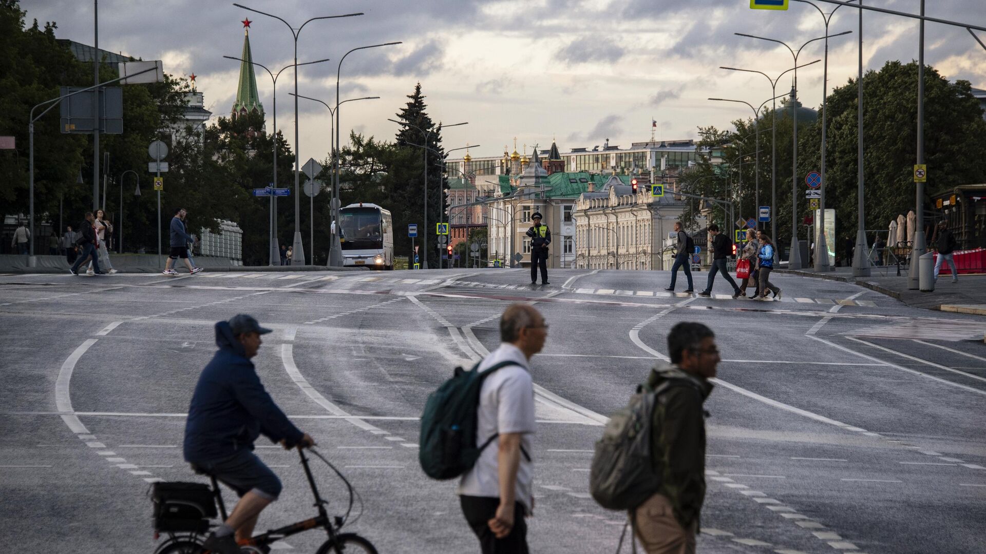 Пешеходы переходят улицу Волхонка в Москве - РИА Новости, 1920, 25.06.2021
