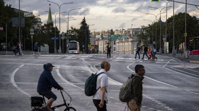 Пешеходы переходят улицу Волхонка в Москве. Архивное фото