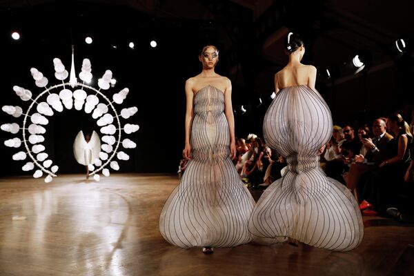 Модели на показе Iris van Herpen в рамках Недели высокой моды в Париже