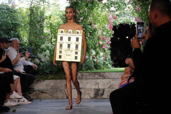 Модель на показе Dior в рамках Недели высокой моды в Париже