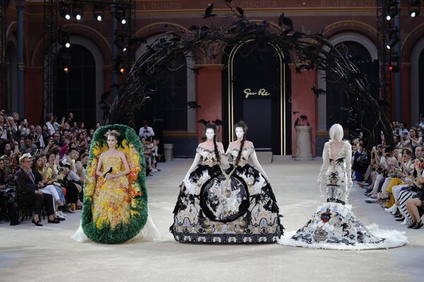 Модели на показе Guo Pei в рамках Недели высокой моды в Париже
