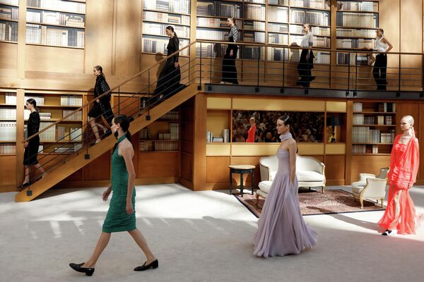 Модели на показе Guo Pei в рамках Недели высокой моды в Париже
