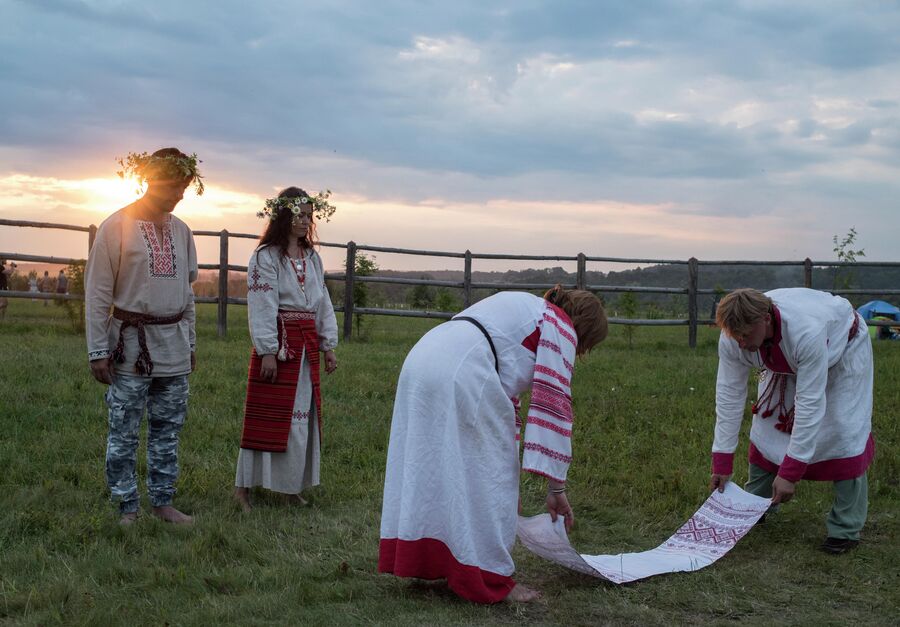 Участники празднования Купалы в общине родноверов в Калужской области