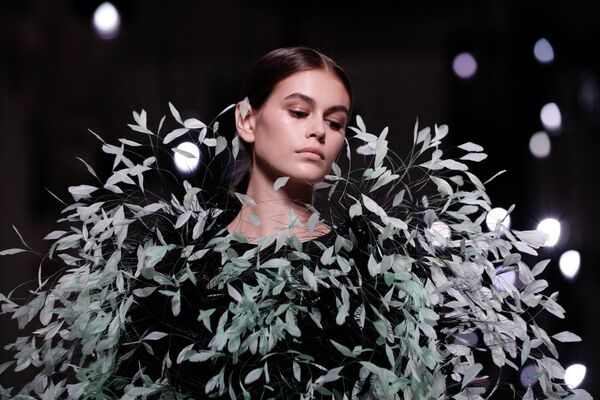 Модель на показе Givenchy в рамках Недели высокой моды в Париже