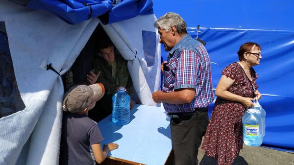 Братья Владимир и Кирилл Кабановы на раздаче гуманитарной помощи после паводка в Тулуне, Иркутской области