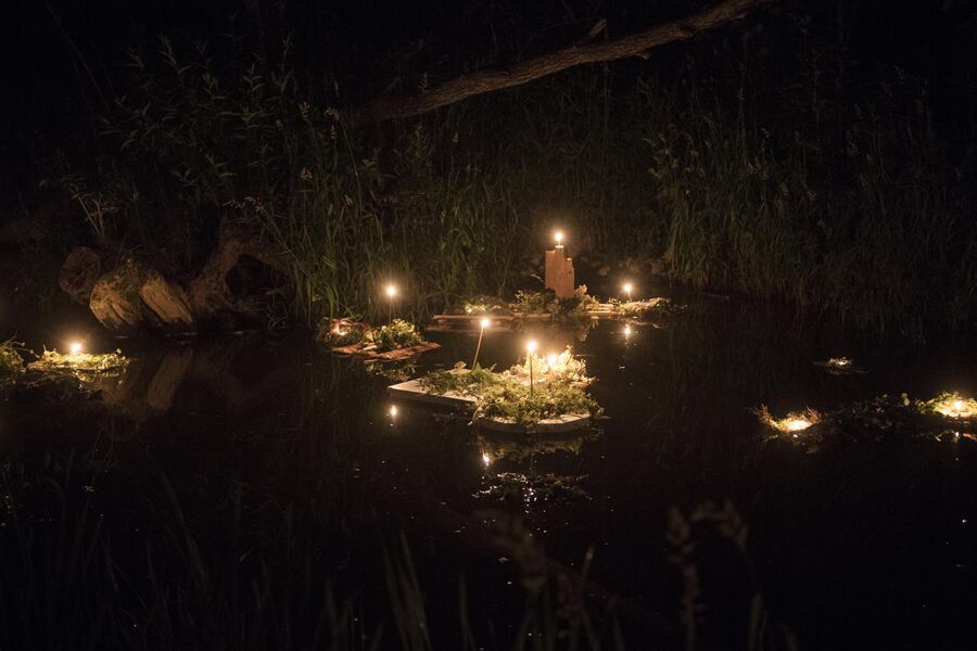 Венки со свечами, пущенные по реке в Калужской области во время празднования Купалы в общине родноверов