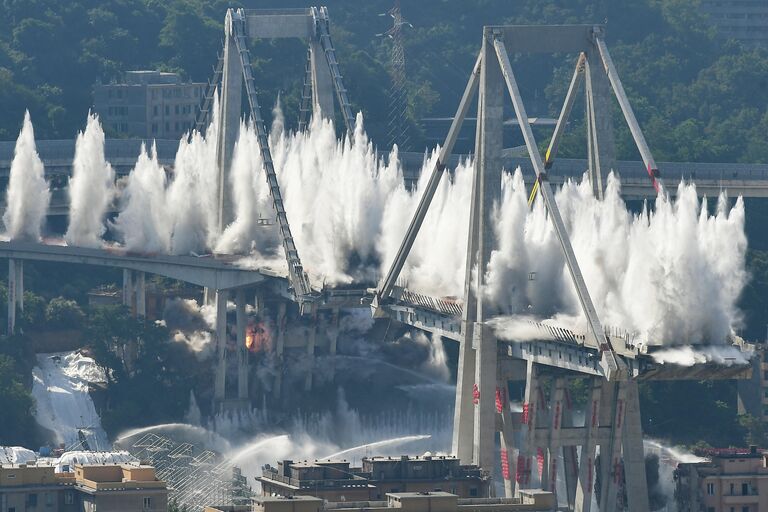 Подрыв оставшихся частей моста Моранди в Генуе